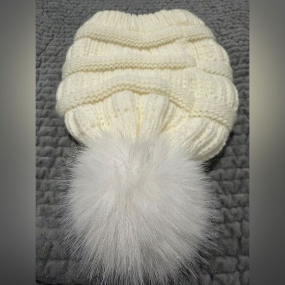 Redess Creamy white (ivory) Knit Beanie Hat with Faux Fur Pom – Soft & Cozy - Picture 3 of 15